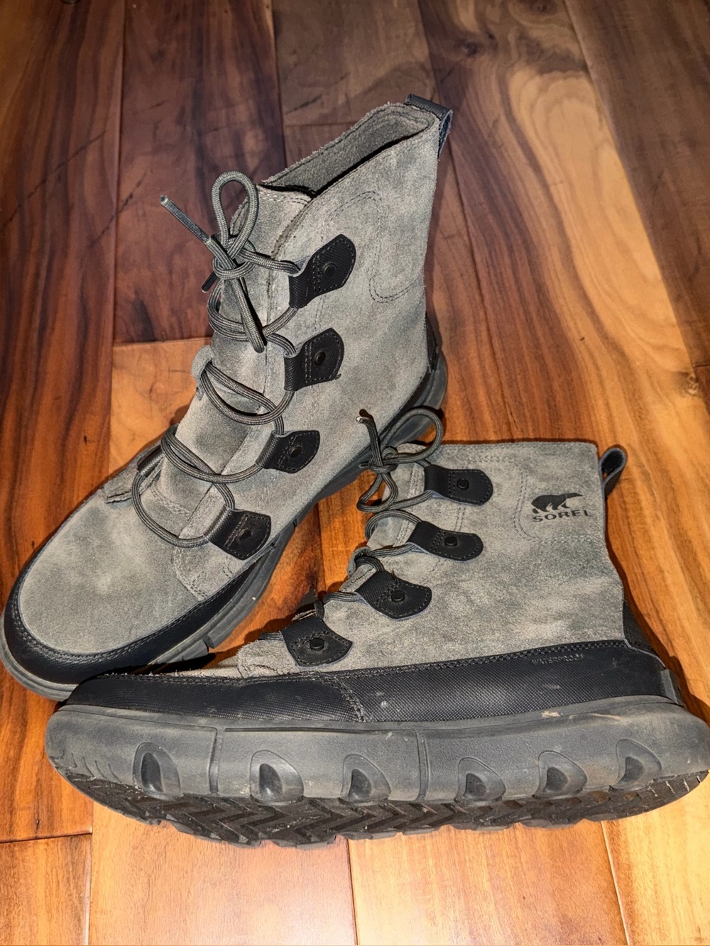 Sorel men’s gray leather winter boot
Men’s size 10